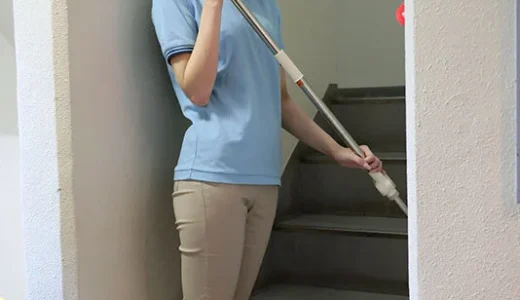 男子トイレを掃除するクビレ巨乳清掃員【小泉楓】がAVデビューしチ●ポ好きが身バレ！